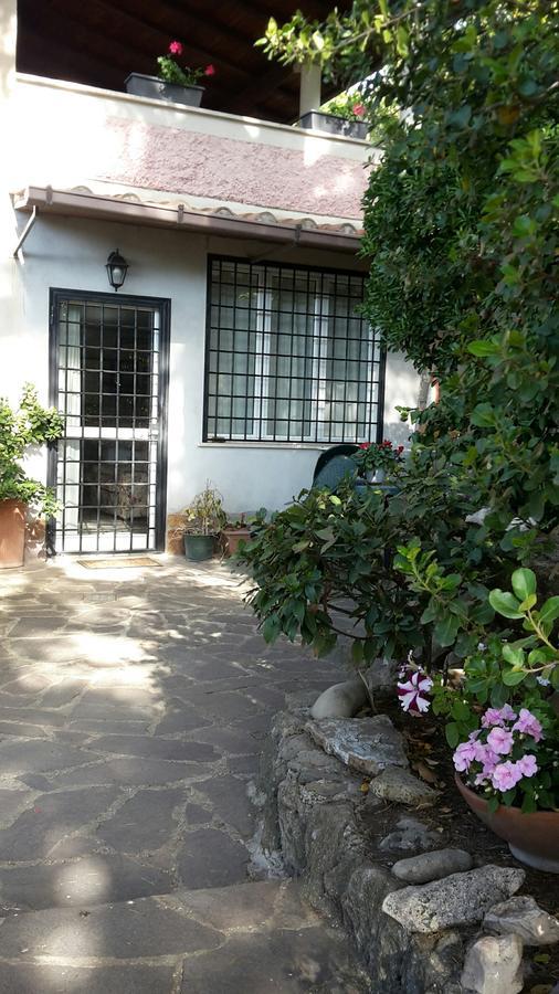 Bed&Breakfast "Fiorella" Sul Lago カステル・ガンドルフォ エクステリア 写真
